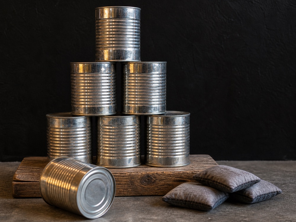 Blikwerpen met metalen blikken en werpzakjes bij Oud-Hollandse Spelen in Dokkum