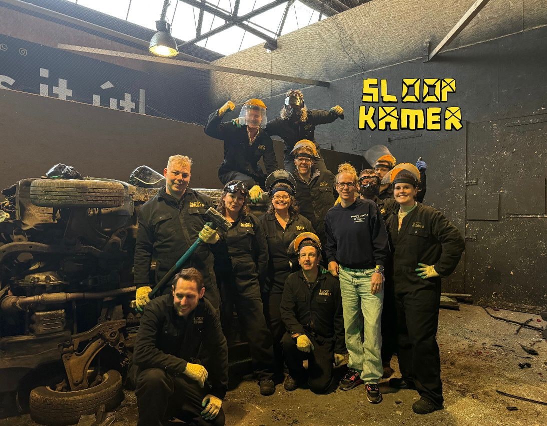 Een groep collega's met sloophamers in de Sloopkamer
