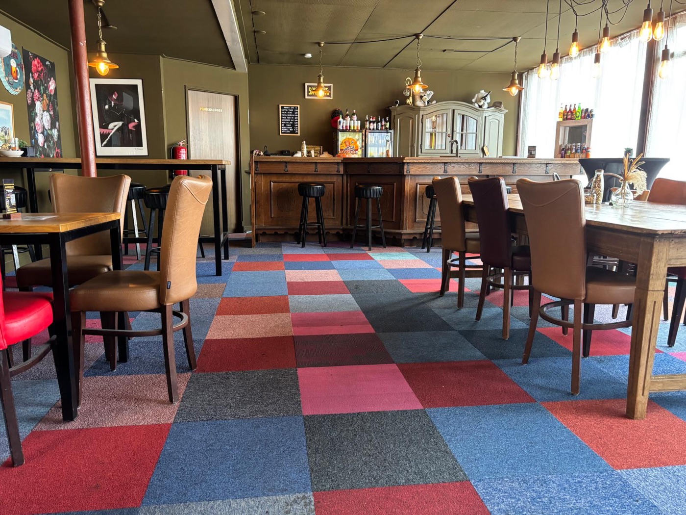 Ontvangstruimte en bar bij Sloopkamer Dokkum voor teamuitjes en bedrijfsuitjes
