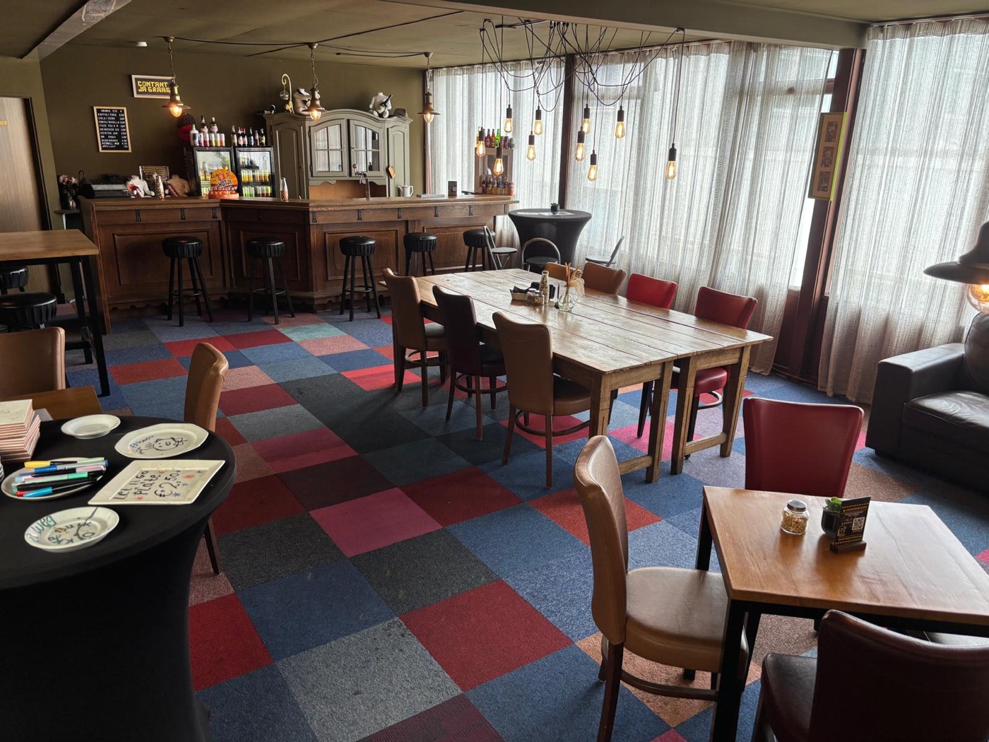 Ontvangstruimte en bar van de Sloopkamer in Dokkum