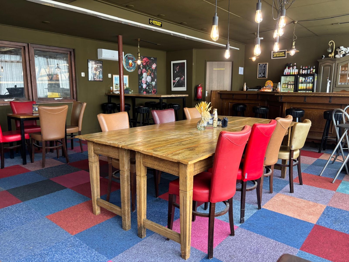 Ontvangstruimte en bar voor een vriendinnenuitje bij Sloopkamer Dokkum