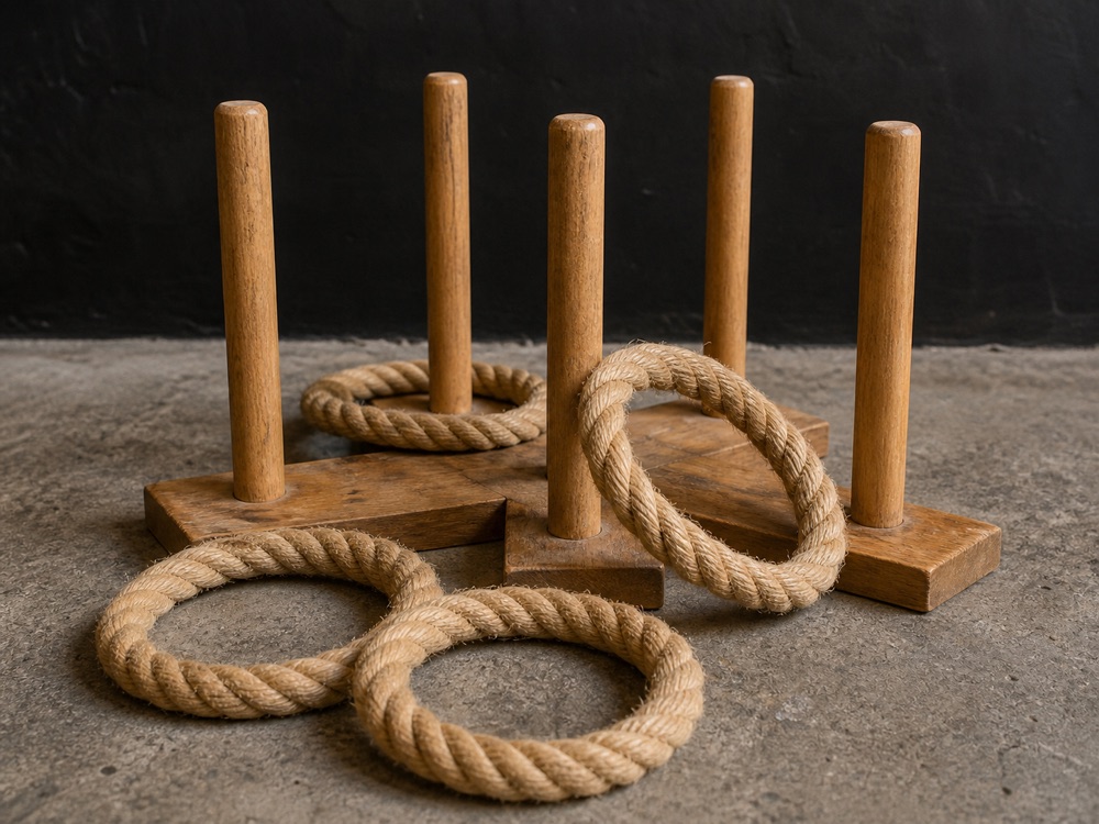 Ringwerpen met houten palen en ringen bij Oud-Hollandse Spelen in Friesland